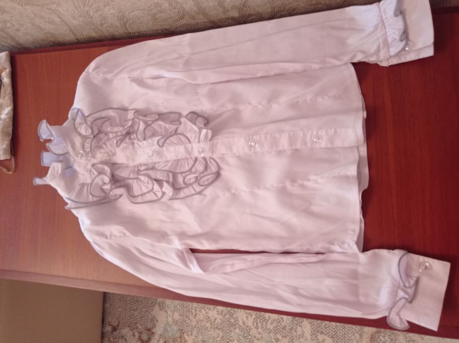 Продам белую рубашку