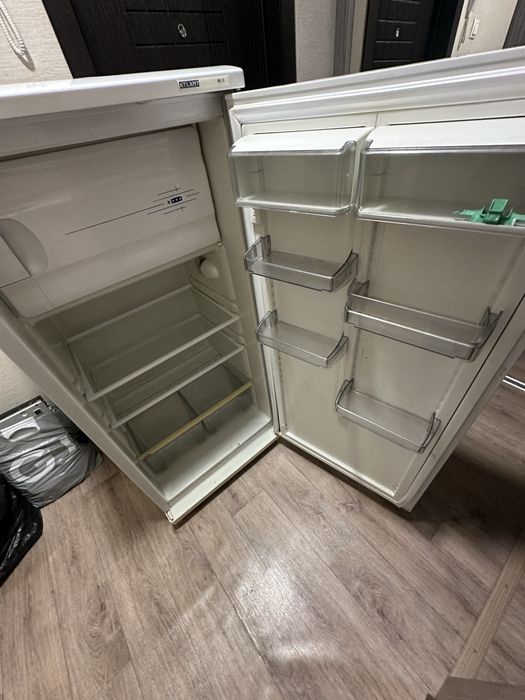 Отличный холодильник Атлант.