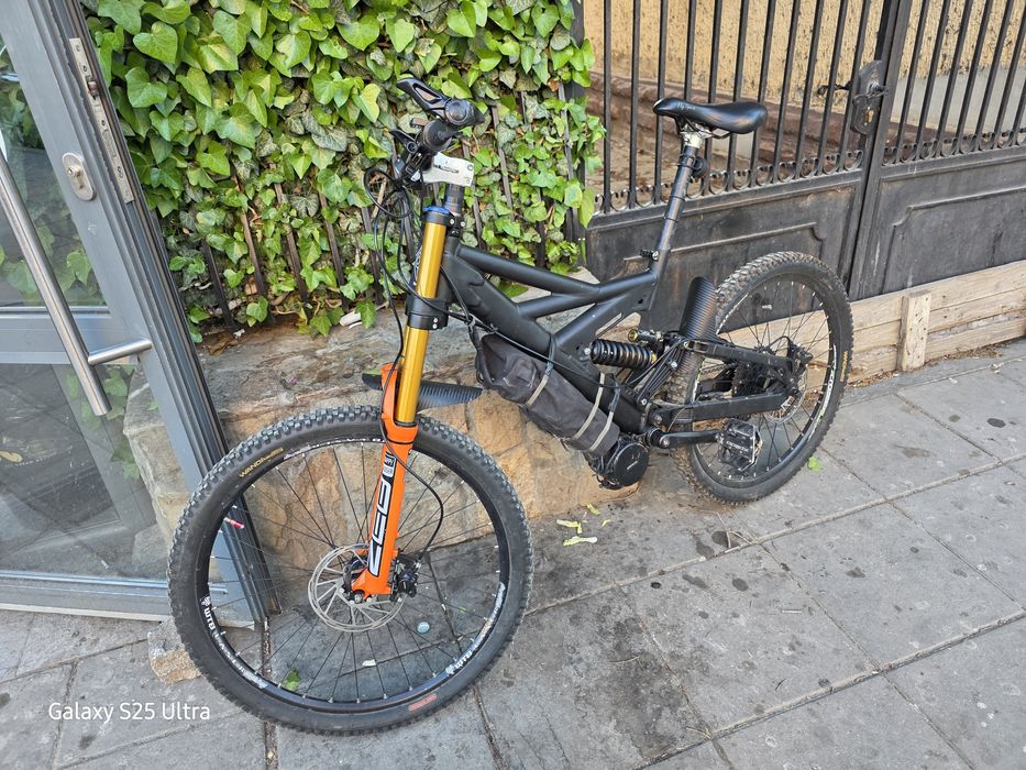 Мощен Custom Downhill E-bike Повечето части са нови!