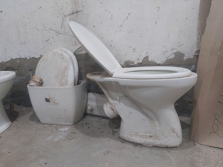 Унитазы срочно продаётся