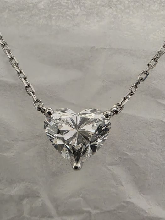 Изящное колье с бриллиантом в форме сердца
