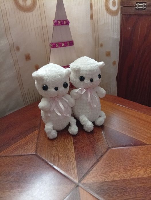 Вязаные  белые котики
