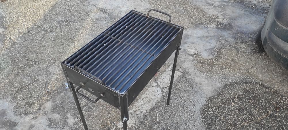 Скара на дървени въглища