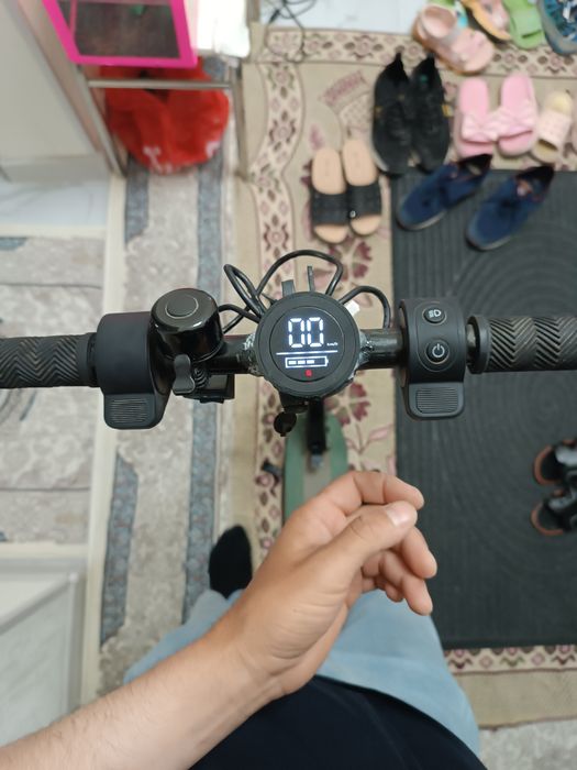 Срочно Електро самакат Сотилад 25 км скорость и зарядкалари бор