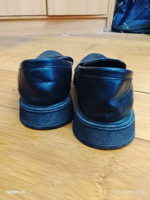 Продам туфли 38 размер для девочки чёрного цвета