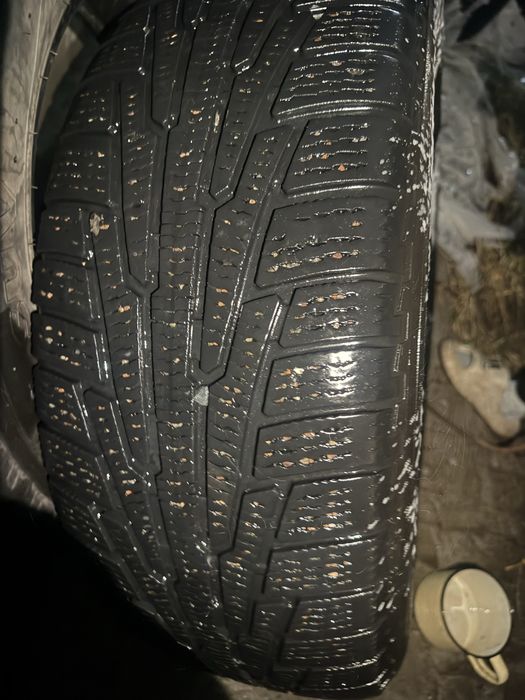 Продам зимнию резину 235/65r17