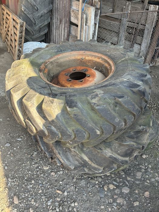 Vand 2 roti 16,9-24 tractor combina agricole jante cauciucuri