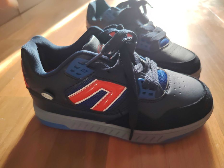 Adidași băieți cu beculețe și role
