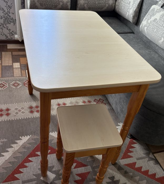 Продам стол + 2 табуретки