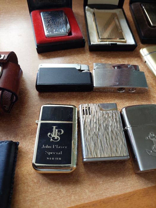 Vând lot 17 brichete