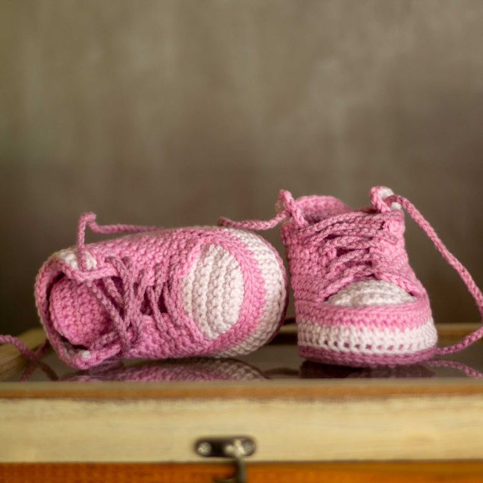 Плетени бебешки терлички на една кука