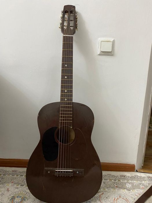 продам гитару.  6 струн.