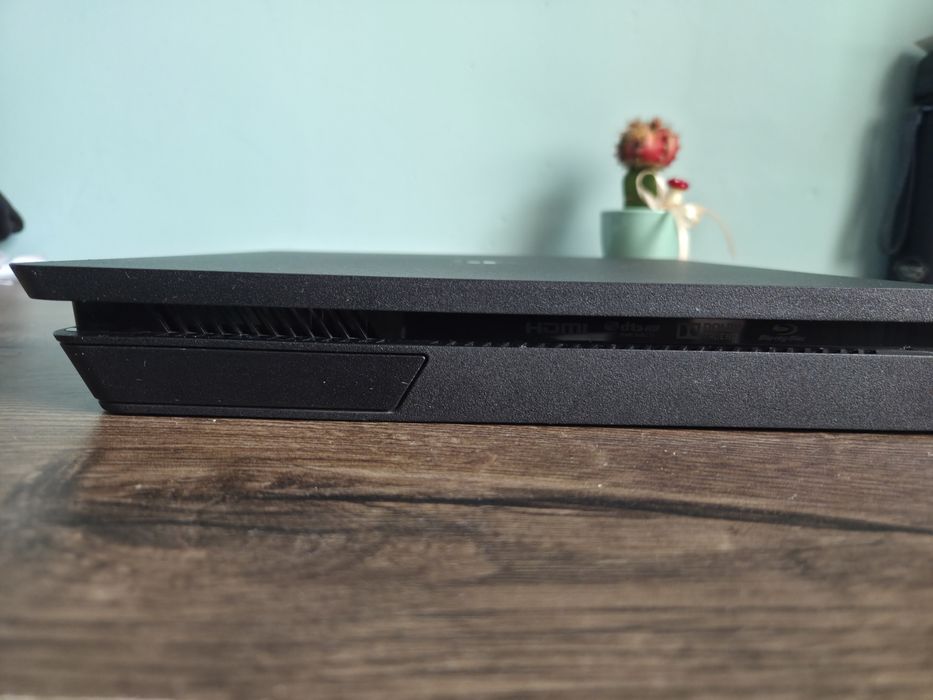 Playstation 4 Slim 1TB  + безплатна игра Mortal Kombat XL.