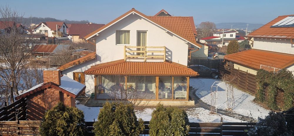 Vând casa la intrarea in comuna Bascov