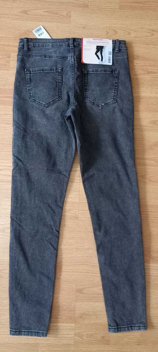 Blugi damaskinny ,marime M/40,cu eticheta