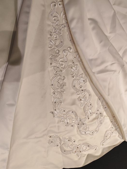 ВСИЧКО за  50 € Сватбена рокля, с бяло палте, чанта, воал, ръкавици, о