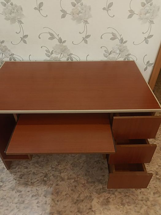 Продается письменный стол
