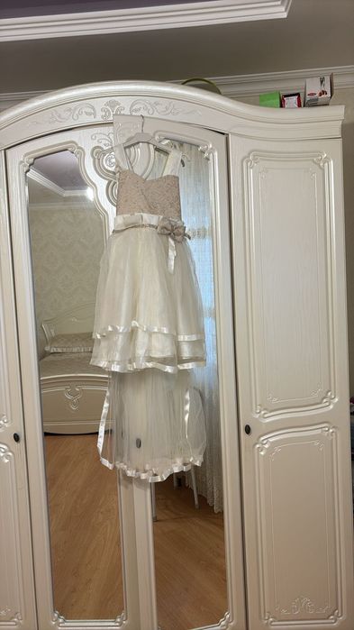 Платье белое с шлейфом