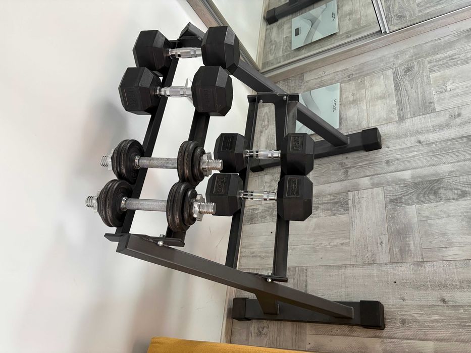 дъмбели и стойка за дъмбели