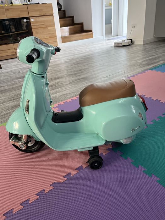 Mini Scuter Electric Vespa GTS pentru Copii – Ca Nou!