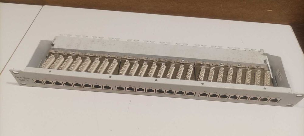 Patch панел с 24 порта - Cat 6 и Cat 5