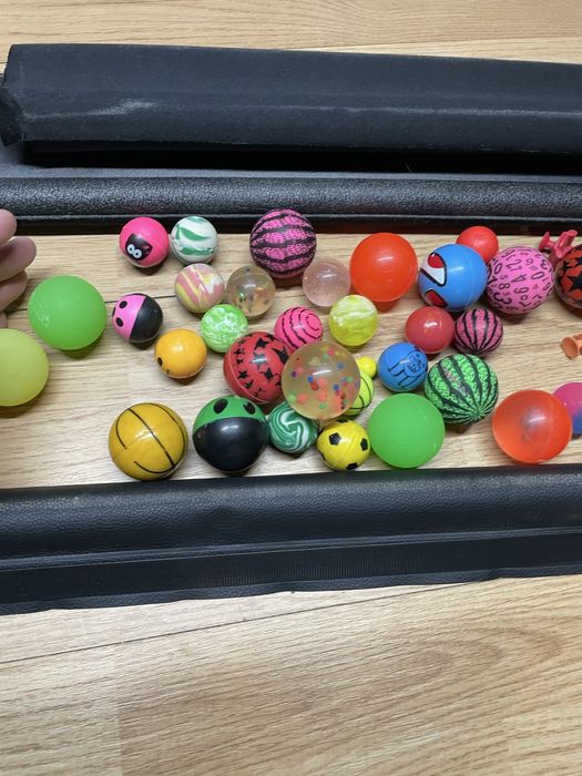 Продавам шише пълно със скачащи топчета