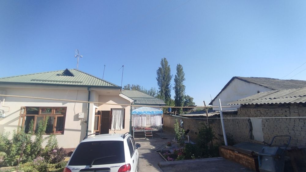 Surumda uchastka sotiladi