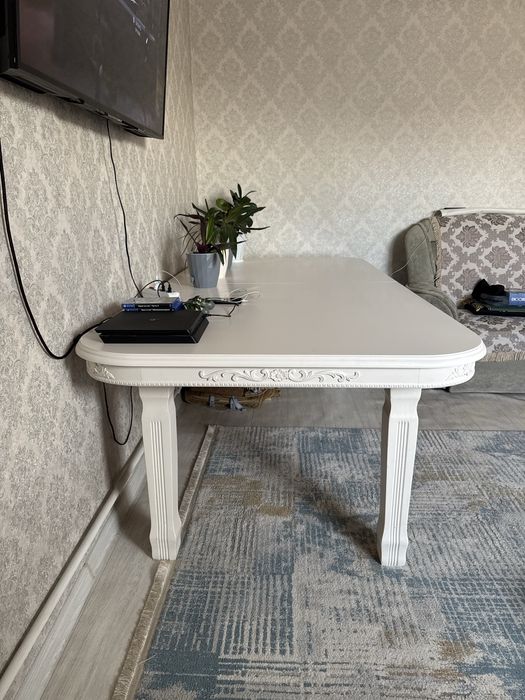 Срочно продам стол гостивой