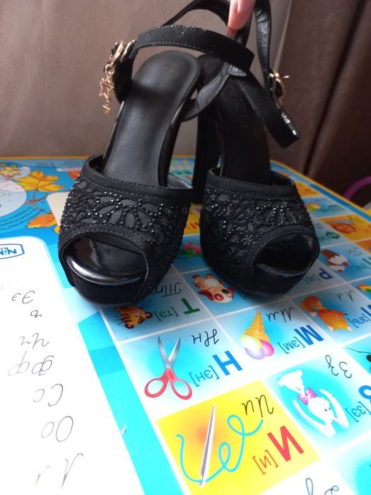 Продам женские туфли