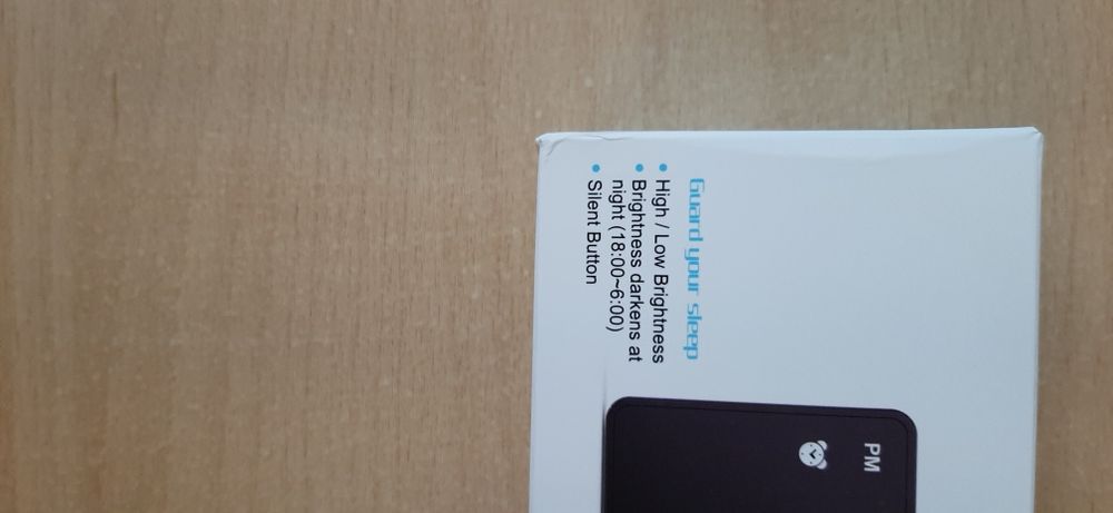 Настолен LED часовник с големи бели цифри