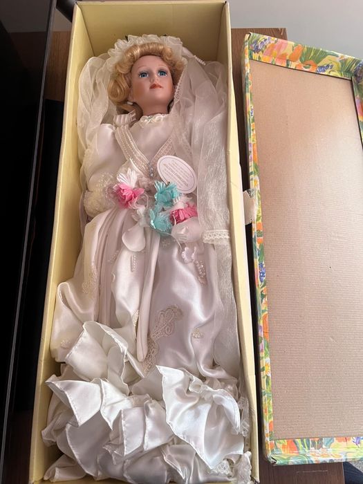 Лимитирана порцеланова кукла