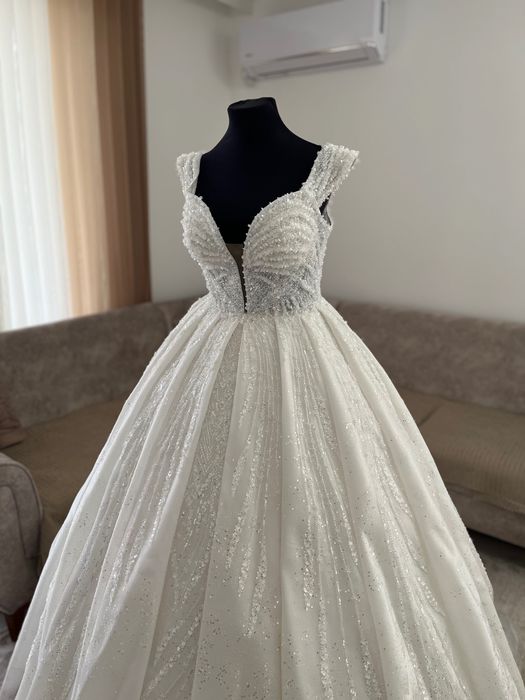 Булчинска рокля тип принцеса , изцяло с камъни