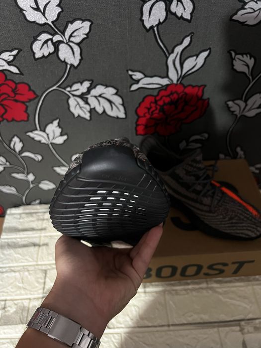 Adidas Yeezy Boost 350 V2 Carbon Beluga