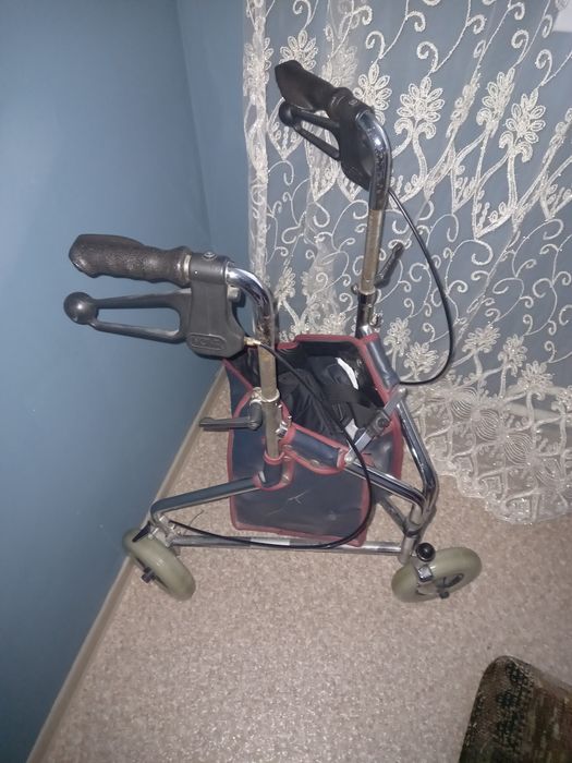 Продам ходунки на колесах