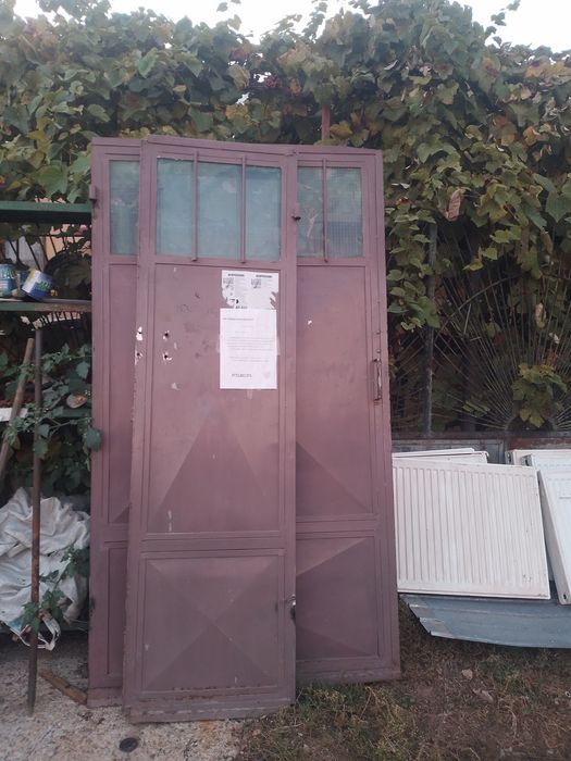 Uși de fier  stare buna de folos la un grajd coteț sau alte întrebuințări în gospodărie arata bine sint din tabla mai groasa cu rama de fier