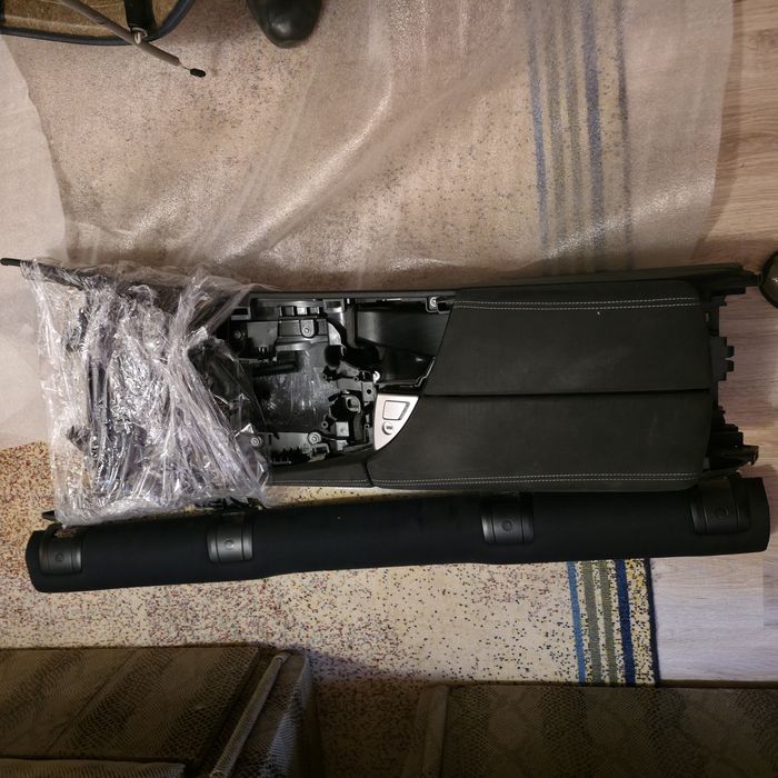 Fete usi BMW F10/F11 alcantara si consola centrala