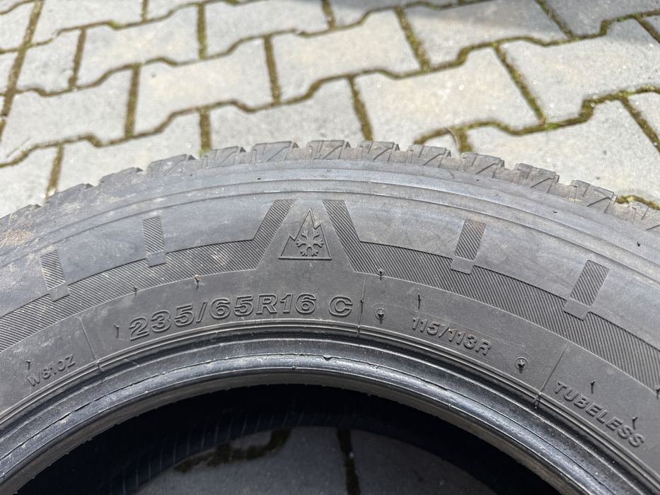 2бр. ТОВАРНИ Зимни Гуми 235/65R/16C -BRIDGESTONE- DOT:1917, 5.2мм. *50€ за 2бр.*