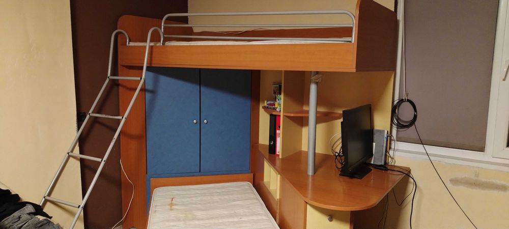 Двуетажно легло с бюро и гардероб