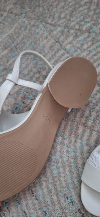 Сандали на висок и нисък ток