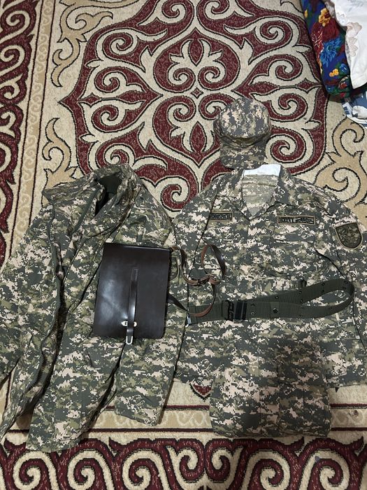 Военный форма + планшет + ремень + кепке + бушлак