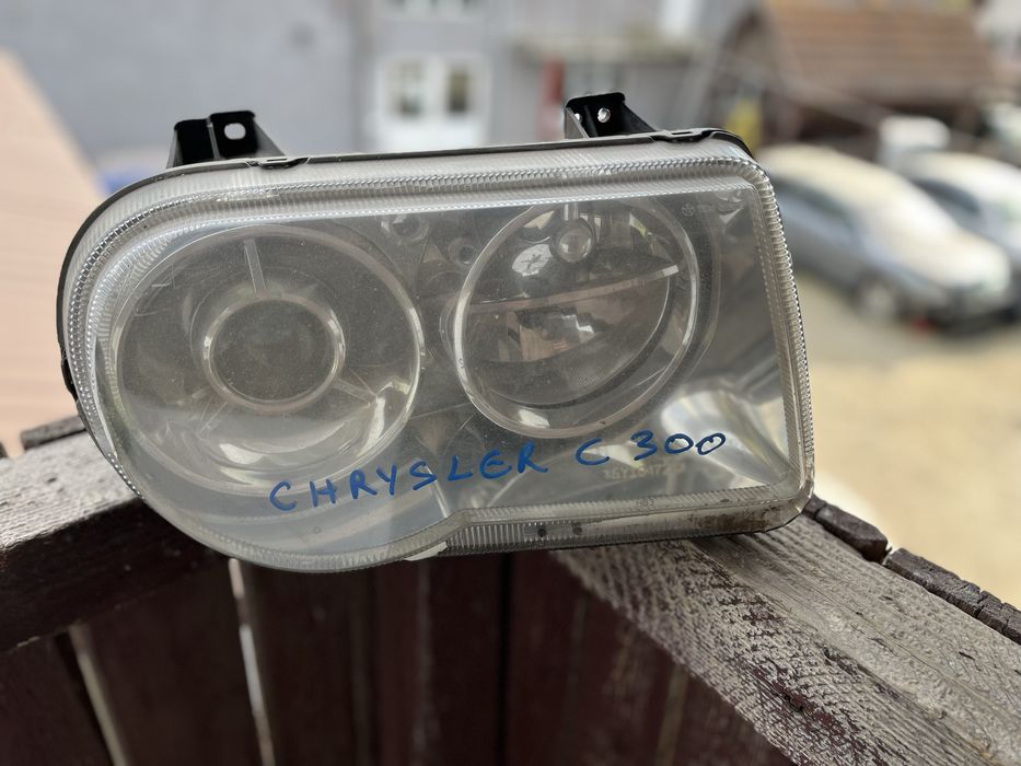 Far dreapta crysler c300 bi xenon
