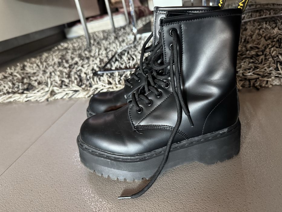 Bocanci negri stil Dr. Martens – moderni, comozi și rezistenți