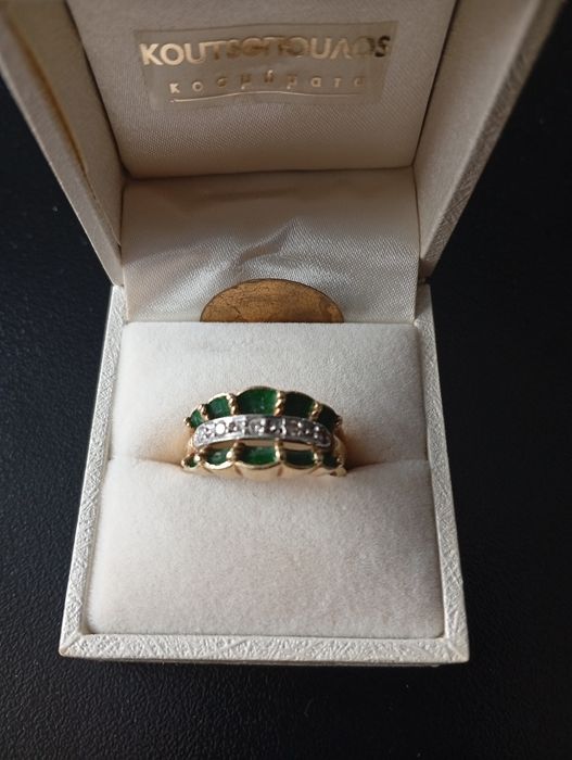 Златен пръстен с диаманти и изомруд 14к