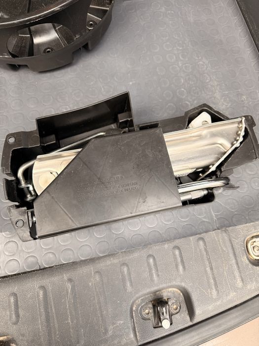 Крик,ключ за гуми  Авариен комплек Мерцедес W218, Mercedes W221,W222