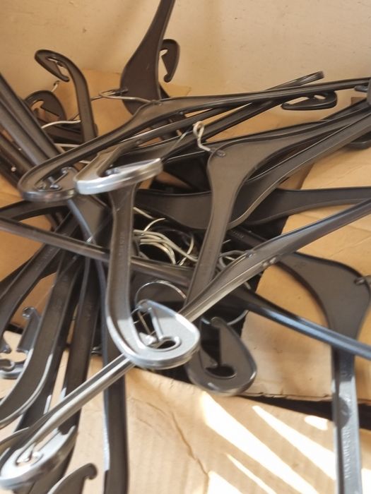 Продавам закачалки за дрехи