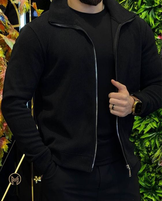 Продается шерстяной,черный, классический кардиган.