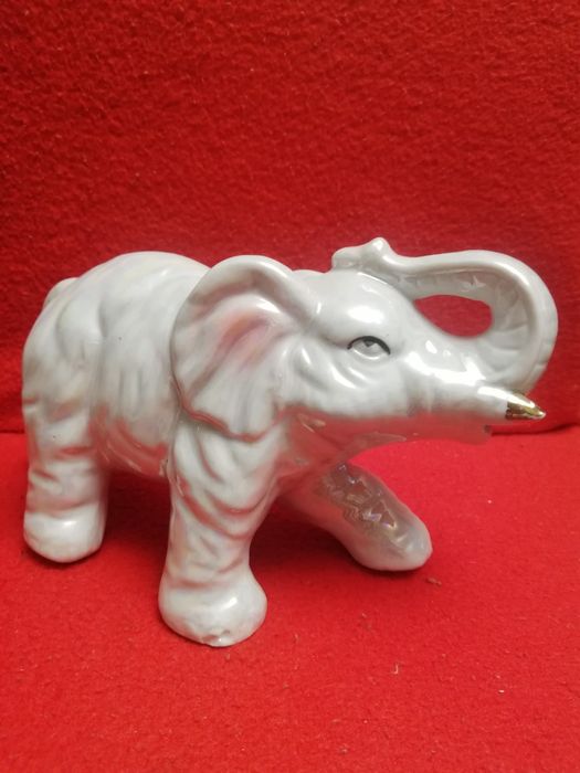 Фарфоровые статуэтки.