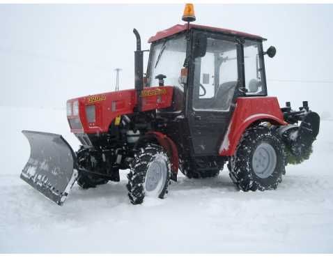 Трактор коммунальный с щёткой и отвалом 320.4