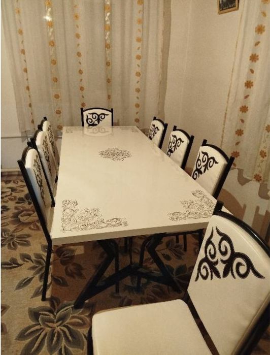 Кухонный стол со стульями