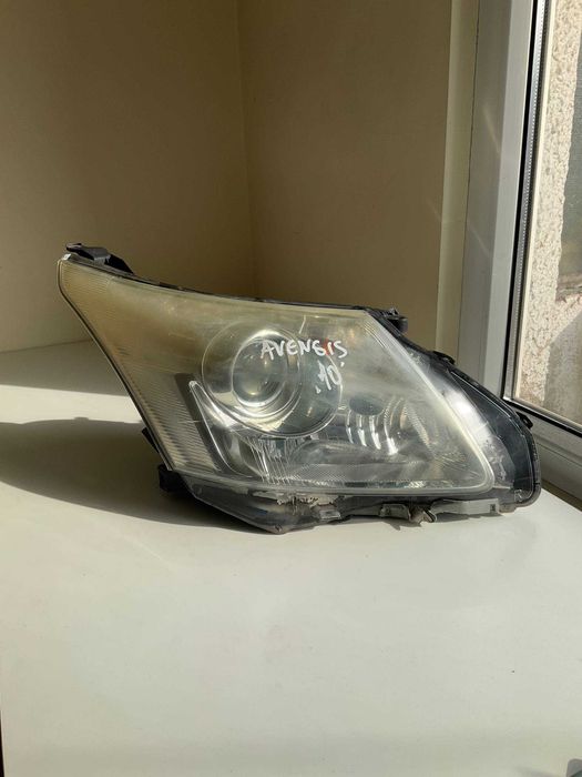 Десен ксенонов фар за Toyota Avensis